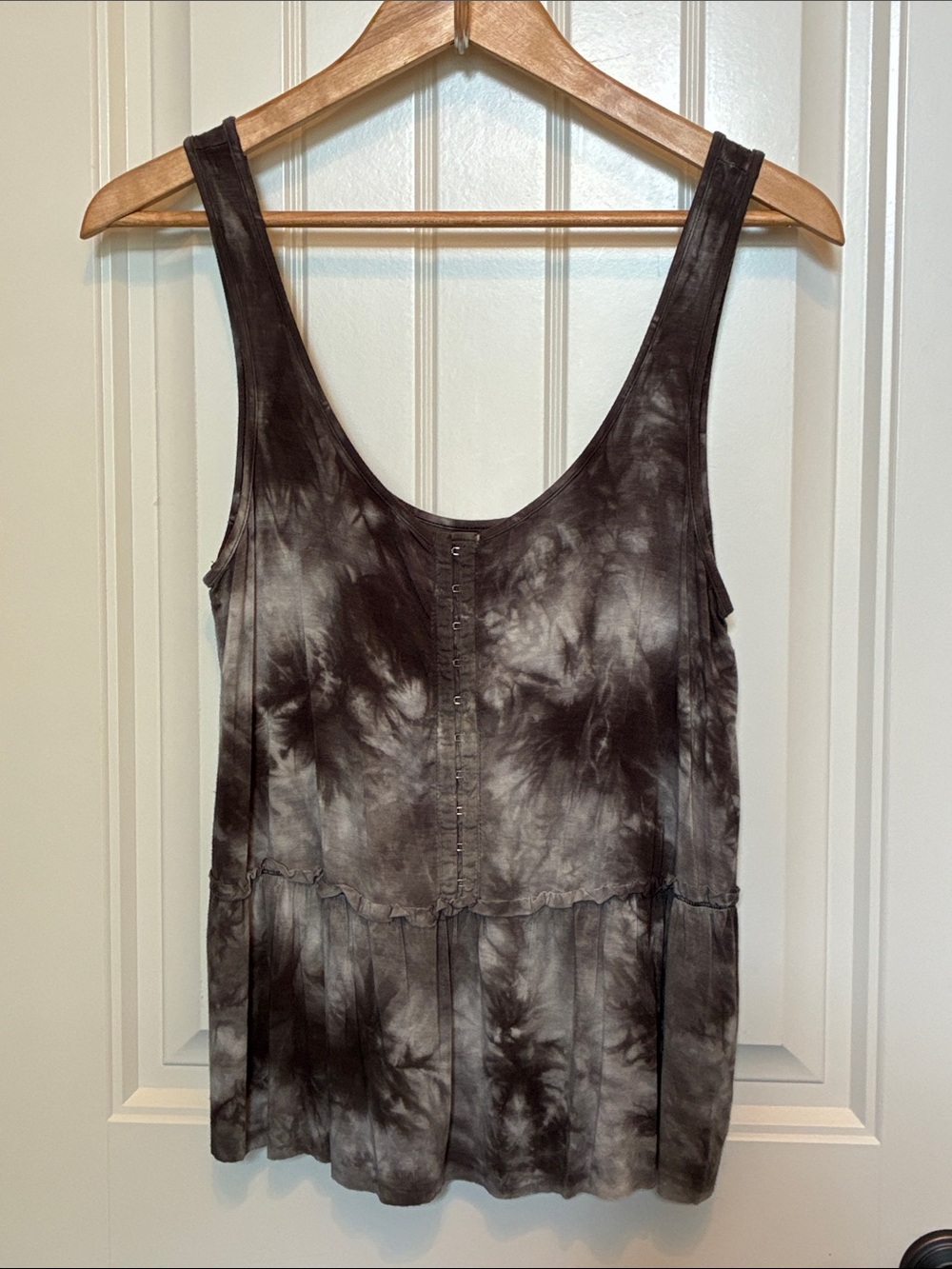American Eagle Outfitters M  Black and Gray Tie-Dye Scoop Tank with hook closure
